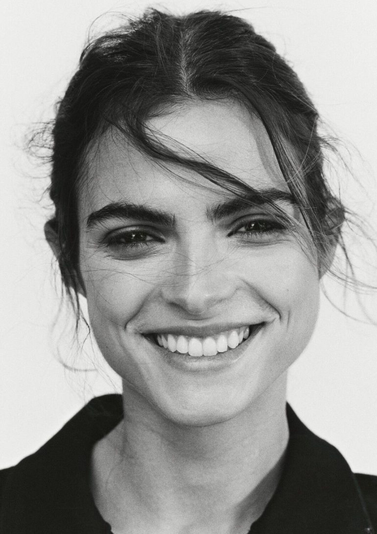 Victoria De Carlos book photo